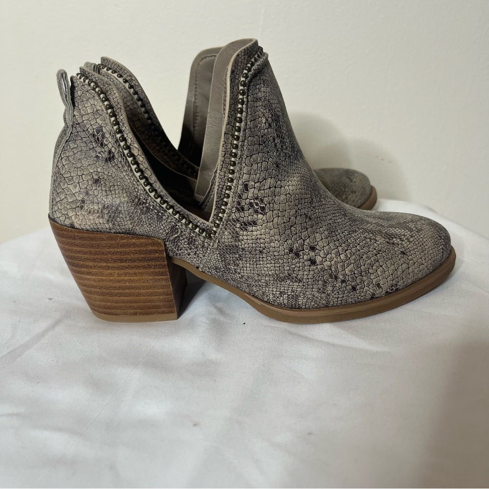 Very G Women’s Cream Snake Print Bead Trim Stacked Heel V-Cut Booties Sz 6.5 New - Picture 5 of 11